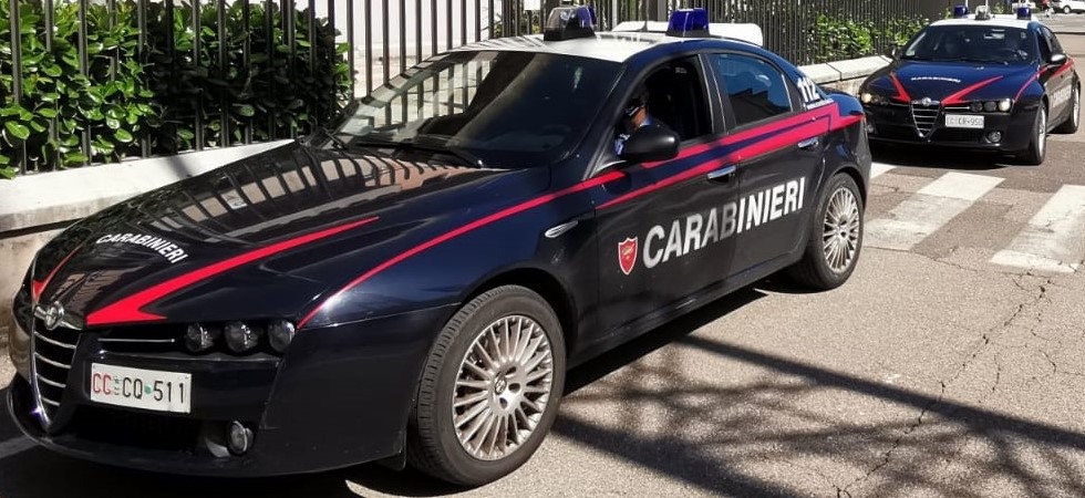 Sequestrata con la figlia di 8 anni dentro la camera del B&B: salvata dal marito-carceriere grazie a un messaggio all’amica